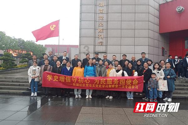 铁笼中的小鹿逃脱